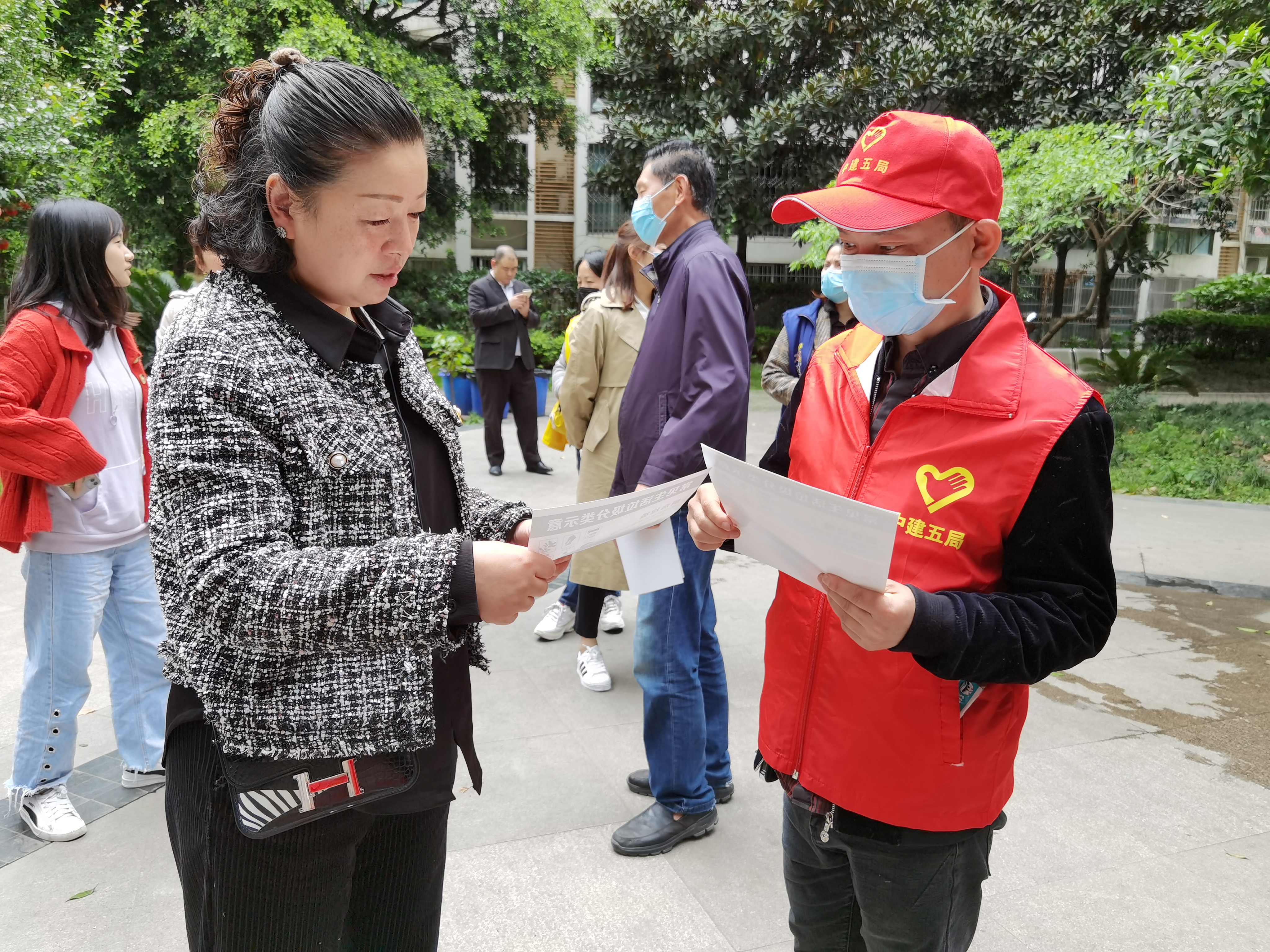志愿者向居民介绍垃圾分类知识2.jpg