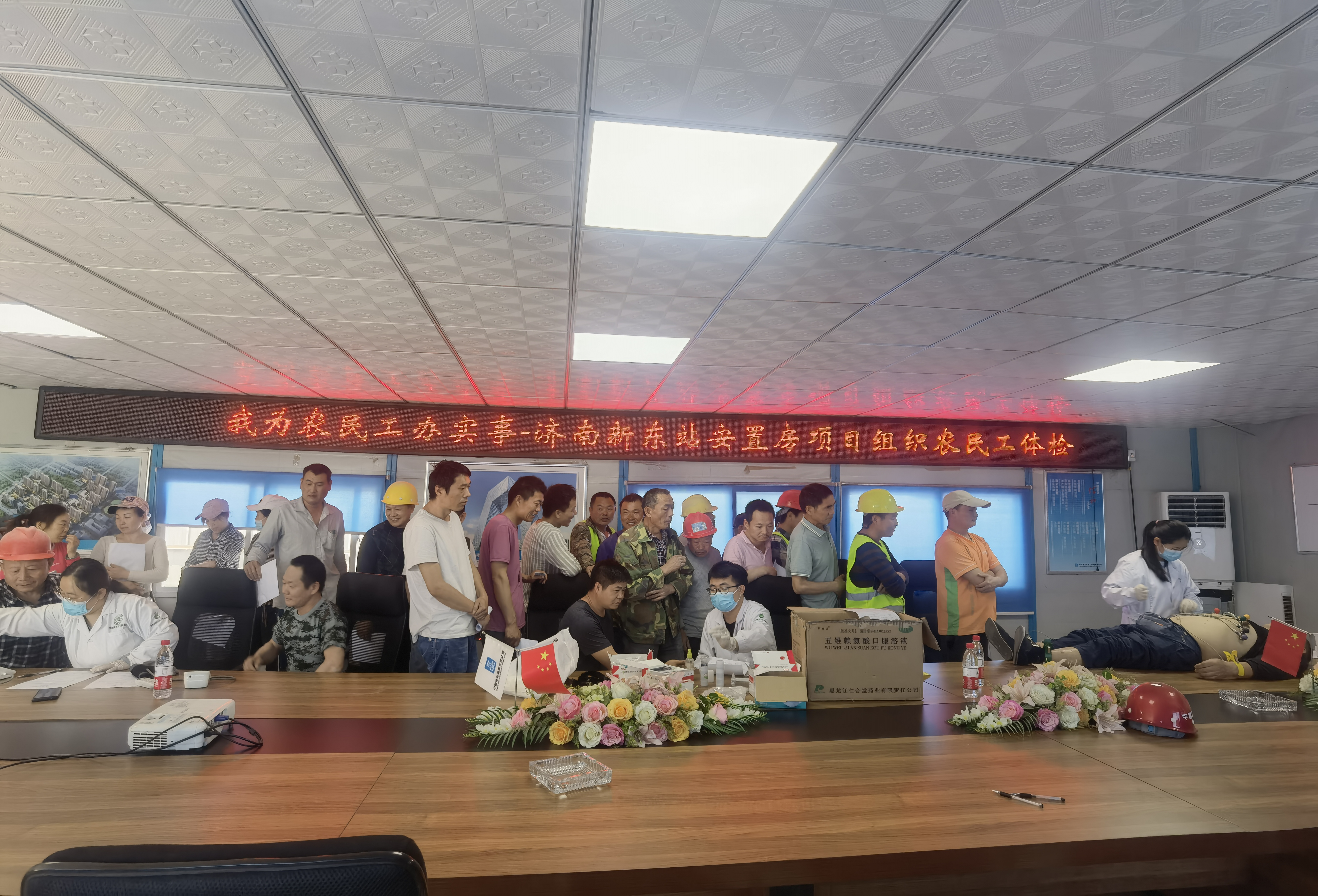 农名工排队做心电图.jpg
