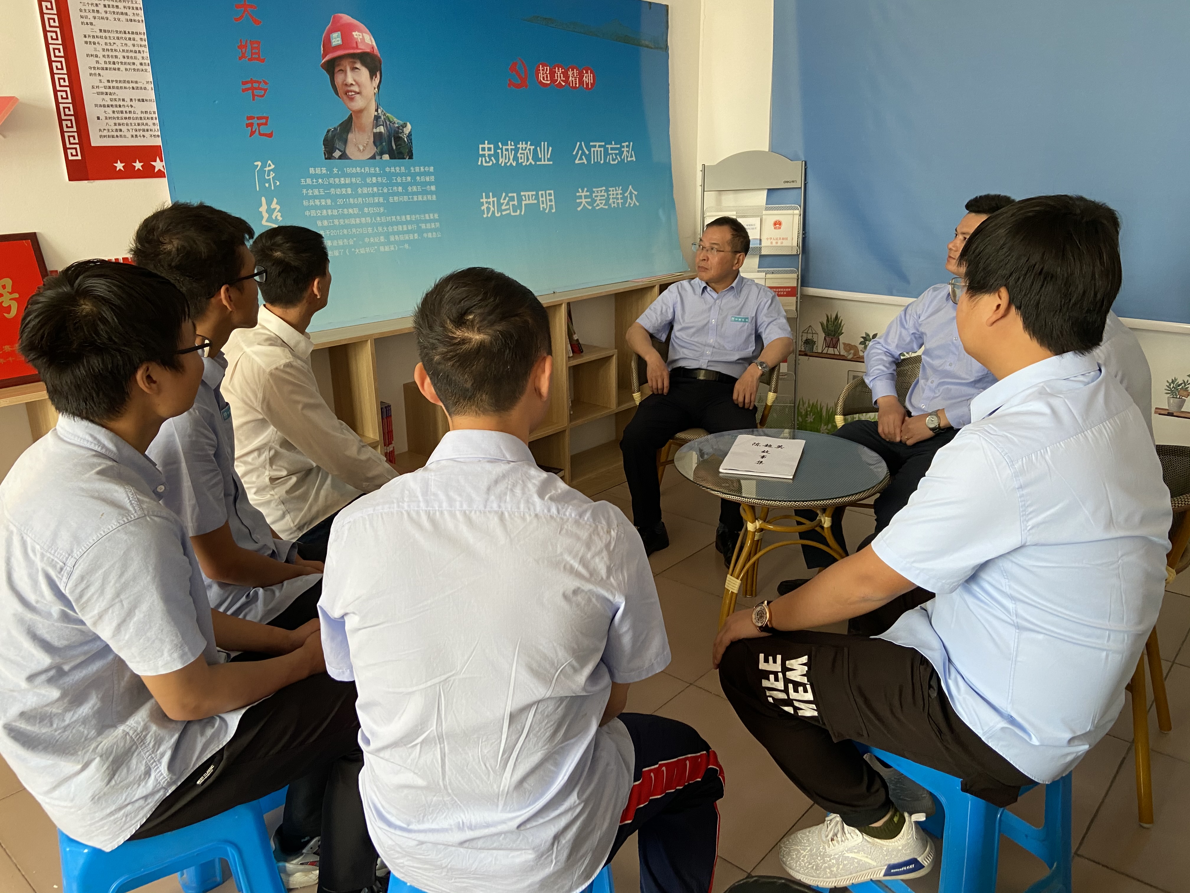 项目老员工、超英同志生前同事杨广玉给大家讲述“超英故事”.png