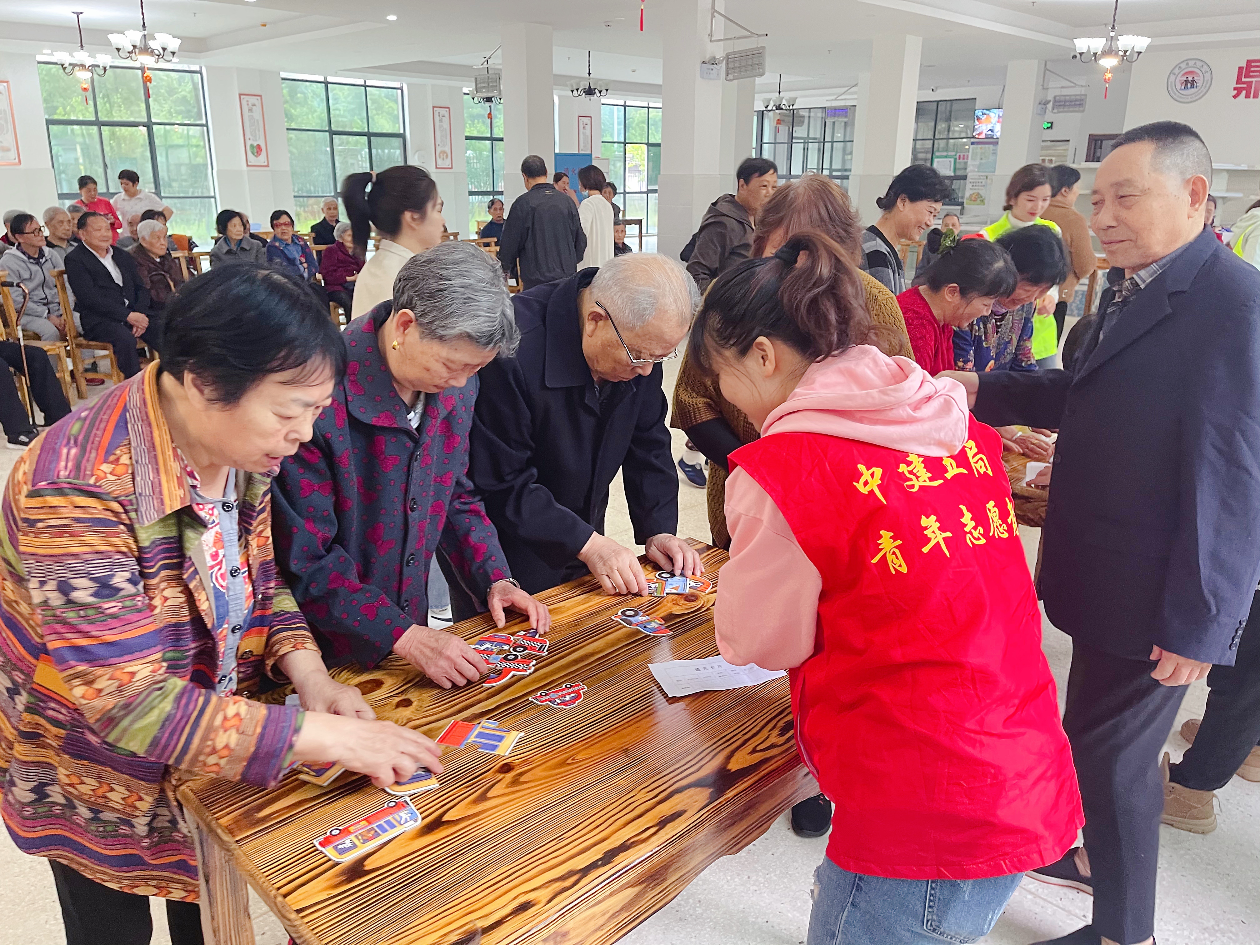 看望敬老院老人.jpg
