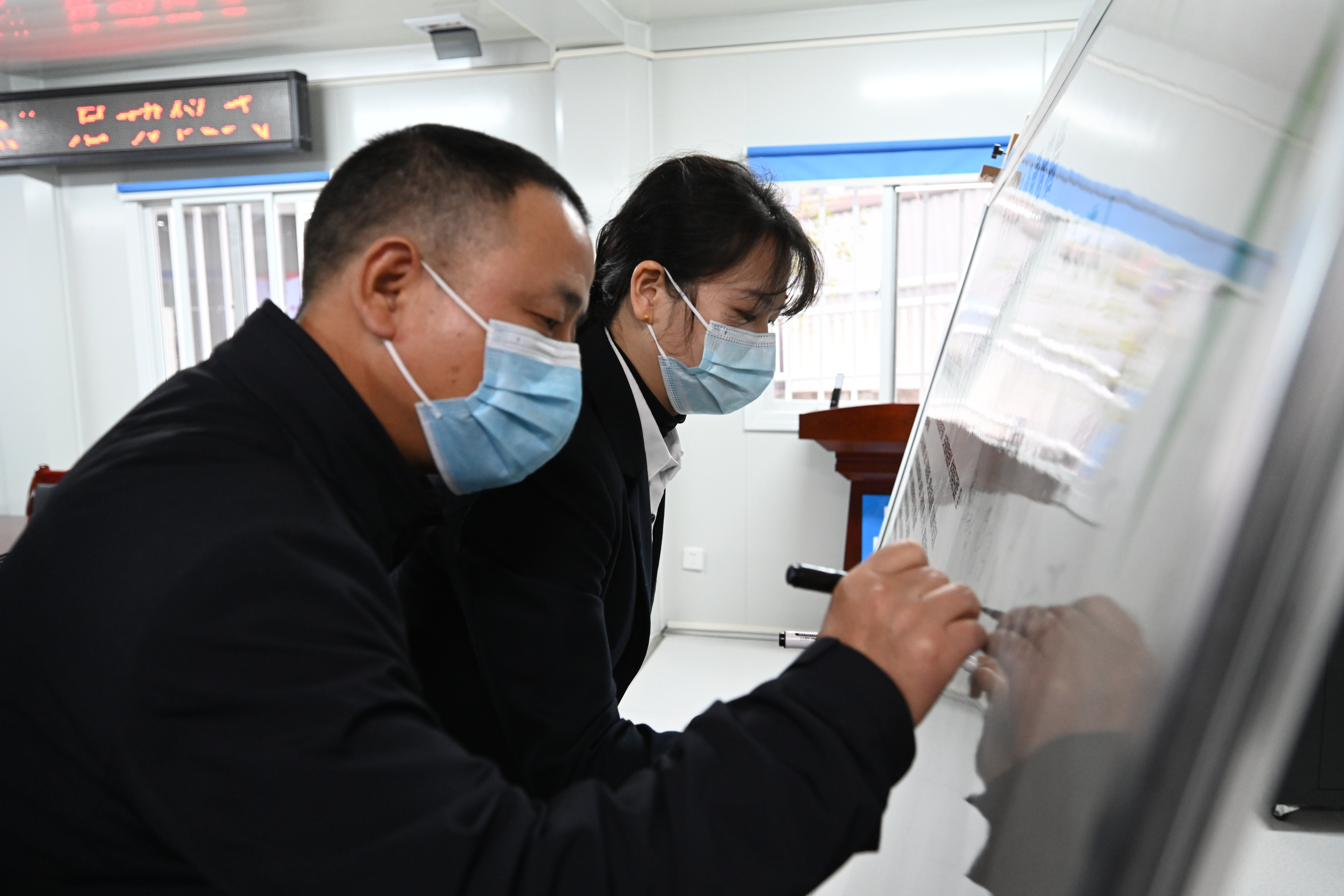 廉洁文化墙签字.jpg