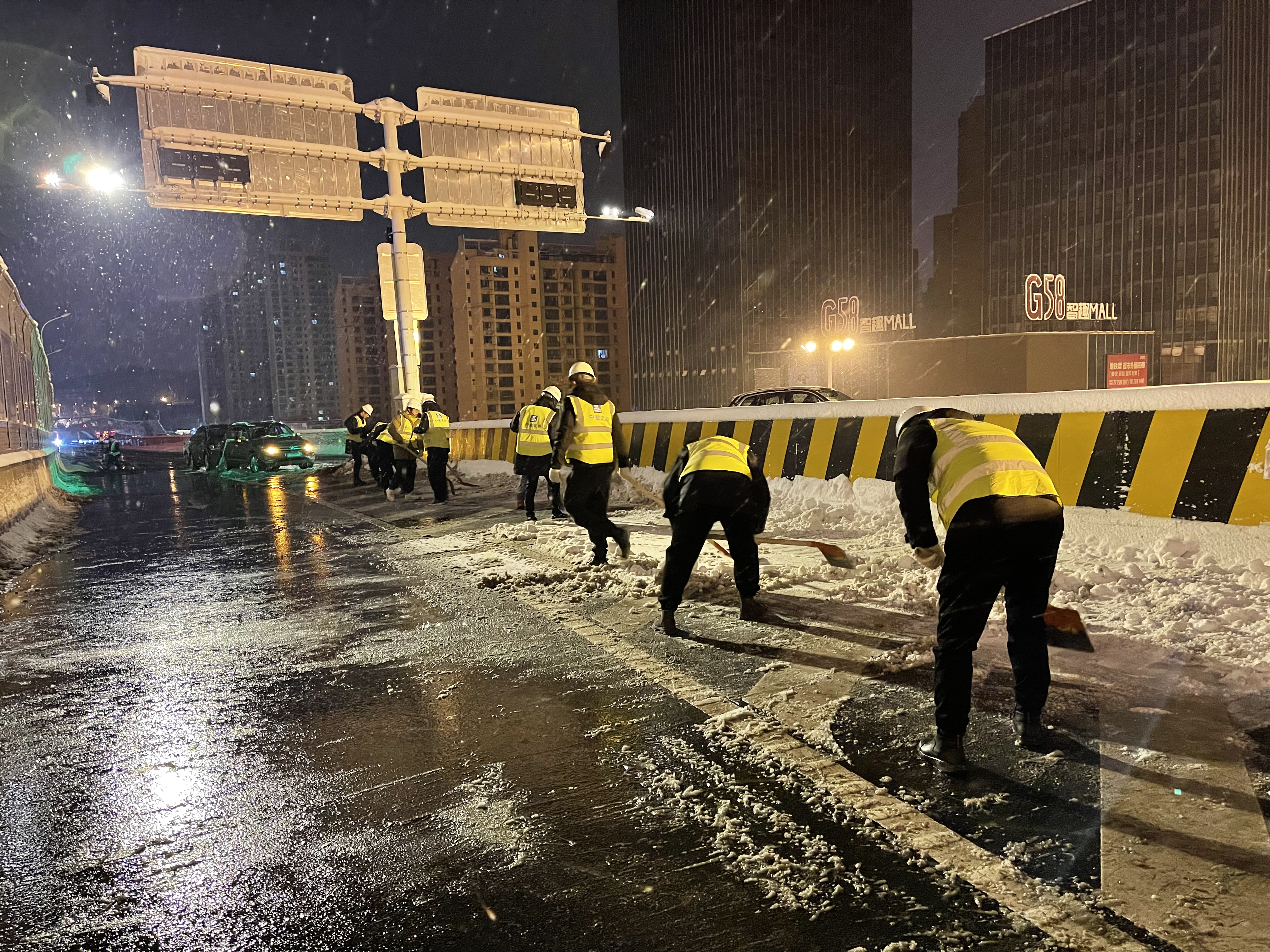 铲雪除冰现场.jpg