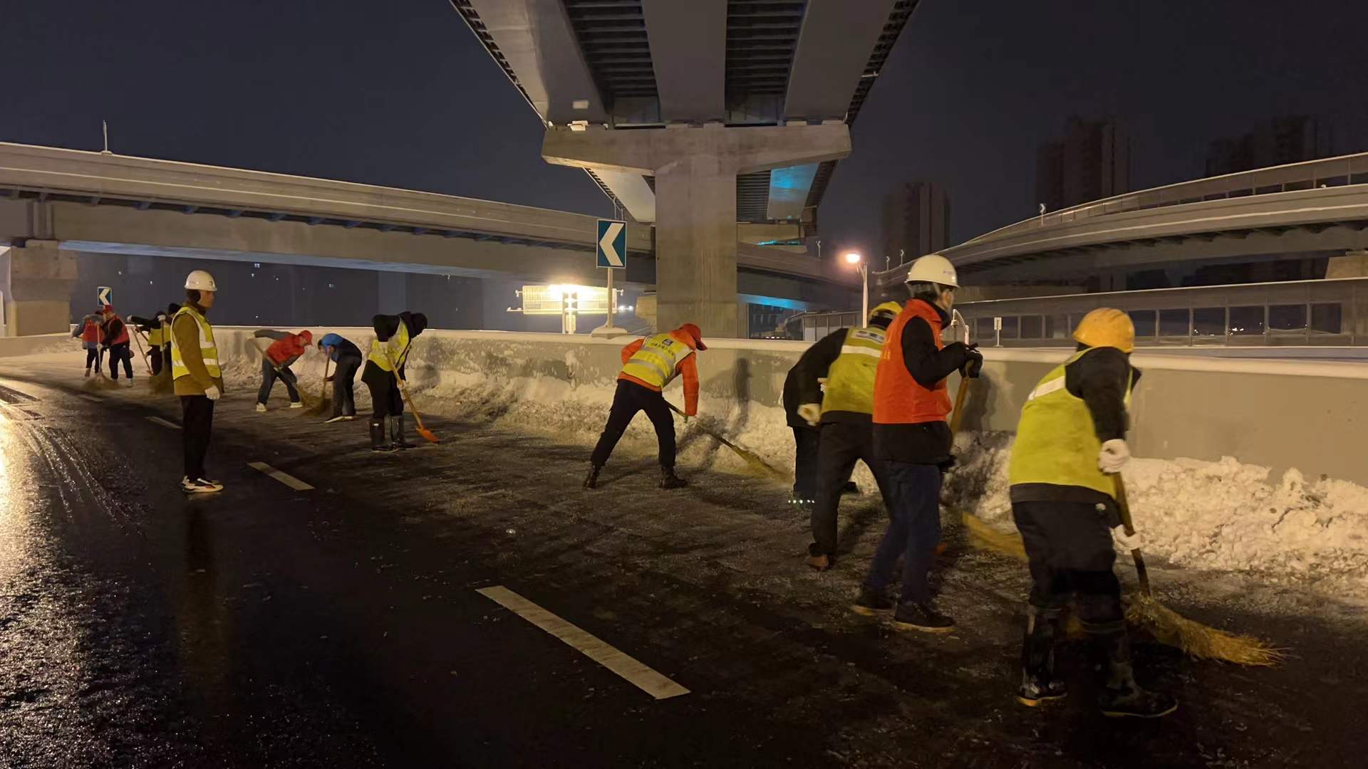 清扫路面积雪.jpg
