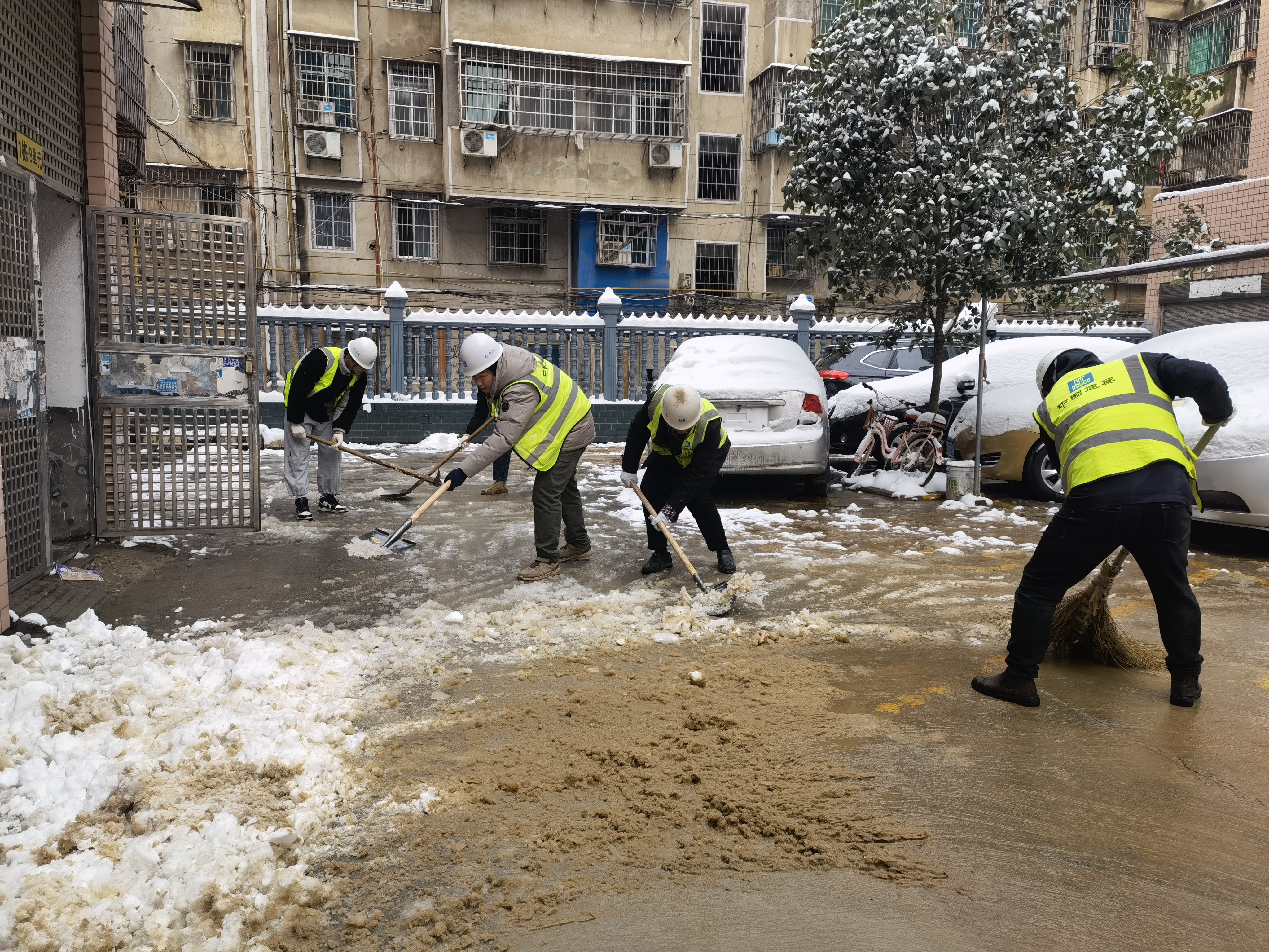 小区内铲雪除冰.jpg