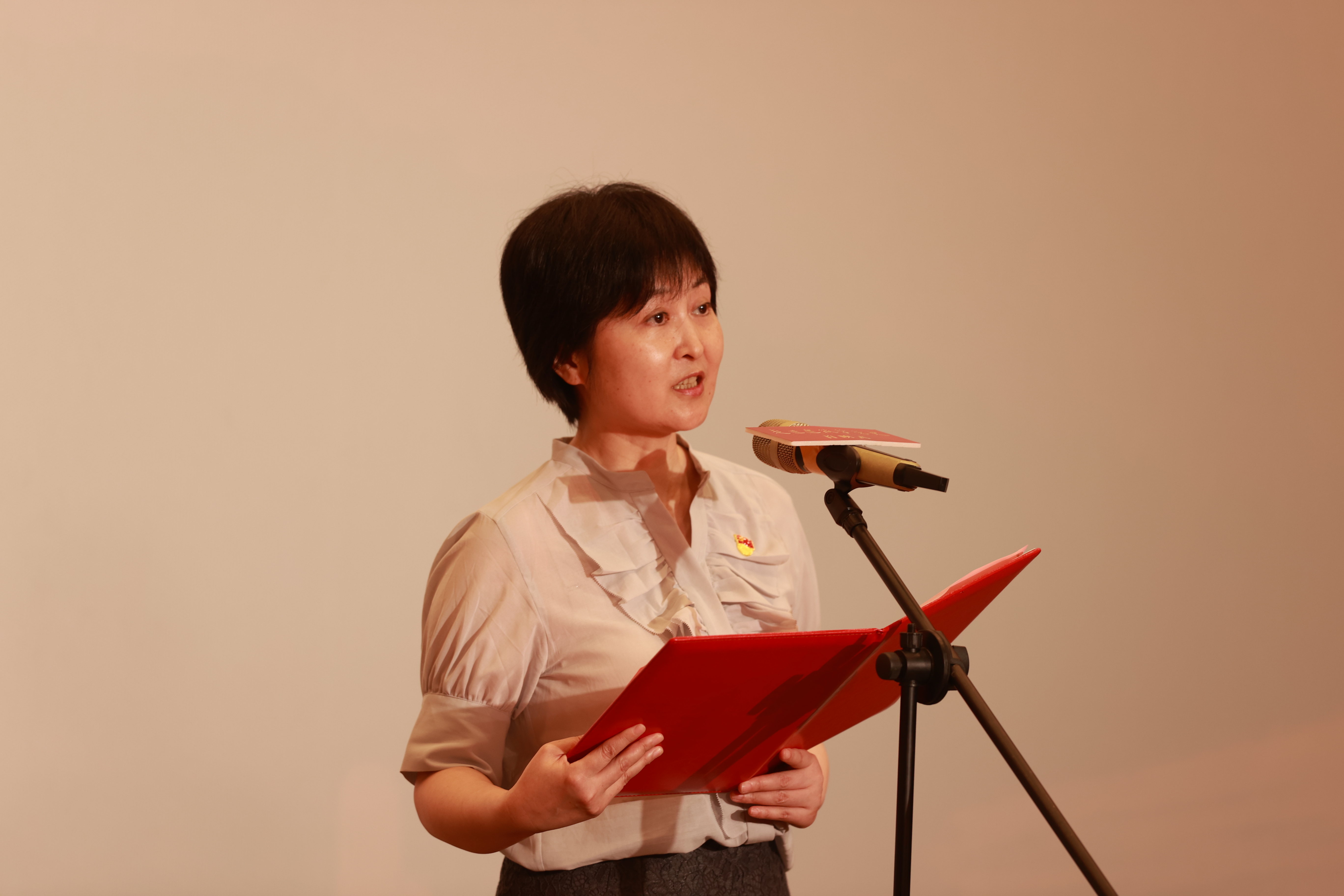 省直机关工委副书记伍英为首映式致辞.jpg