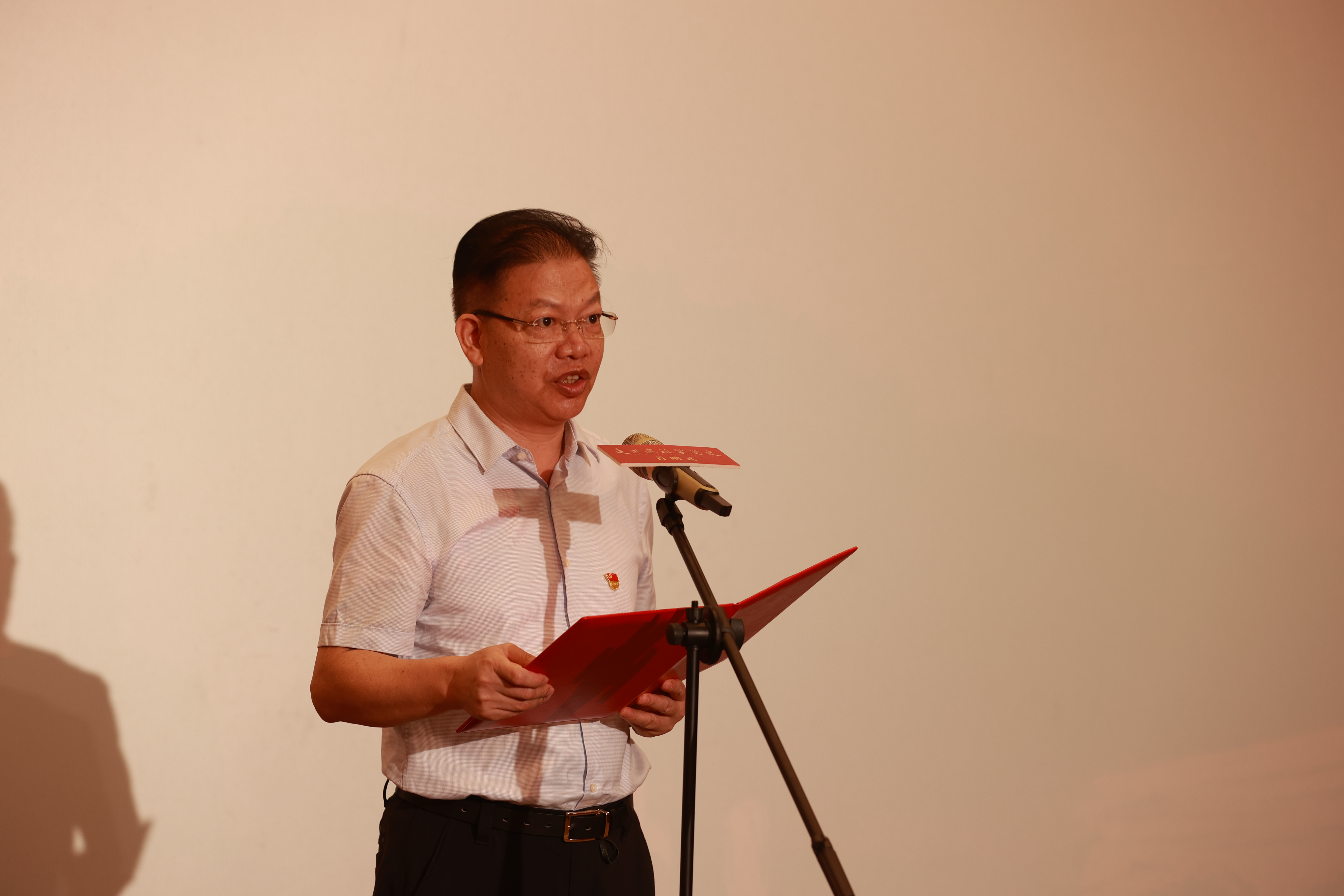 省住房城乡建设厅党组副书记、副厅长唐道明介绍《走进建筑学党史》教育专题片情况.jpg
