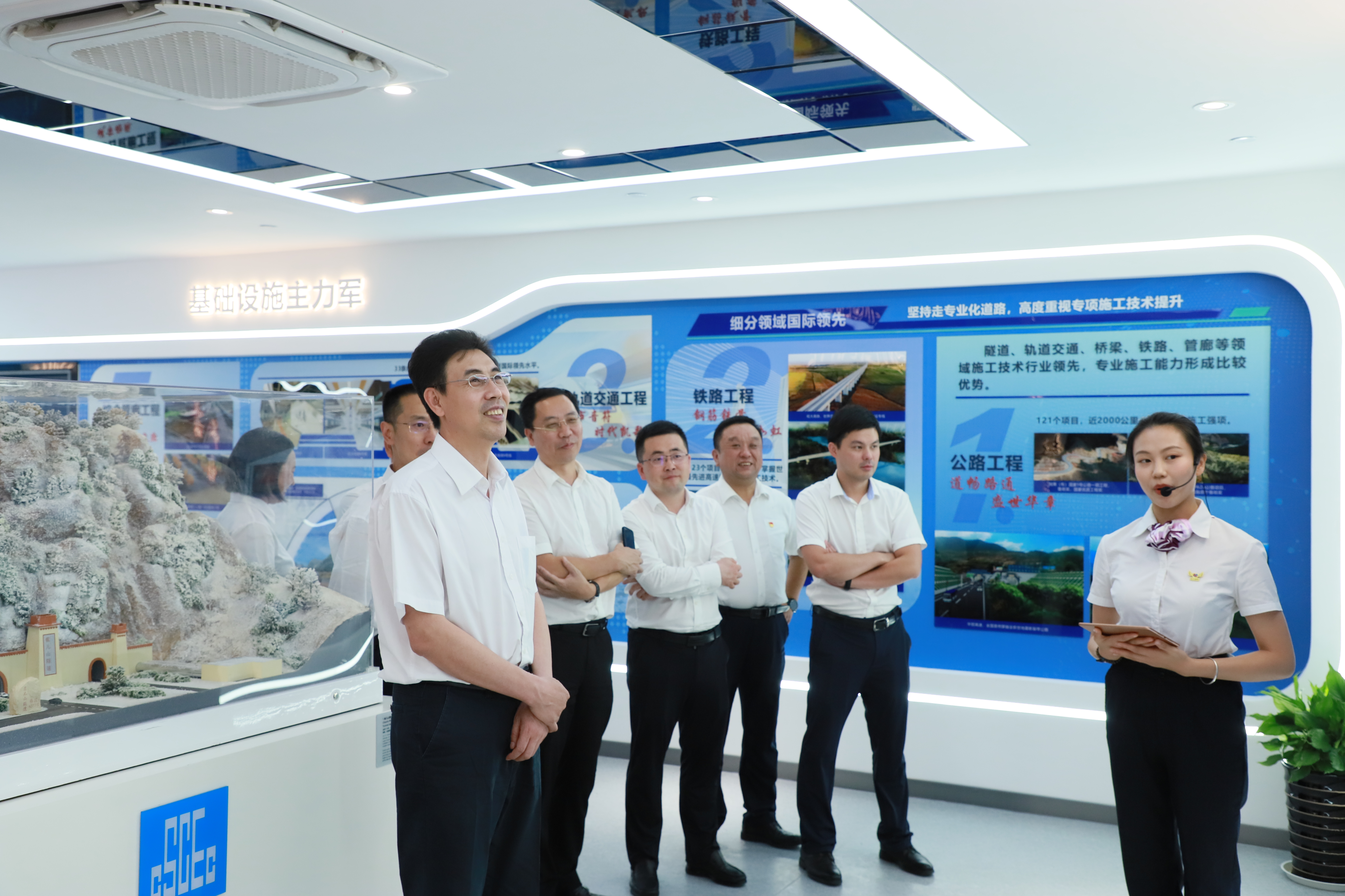 参观展厅.jpg